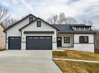 1001 Arbor Woods Dr, Pleasant Hill, IA 50327