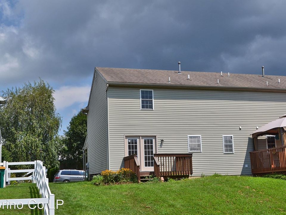 2nd image of 107 Bainbridge Cir