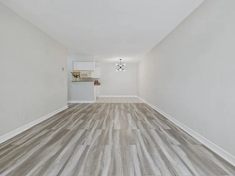 115 Doheny Apartments — Photo 34