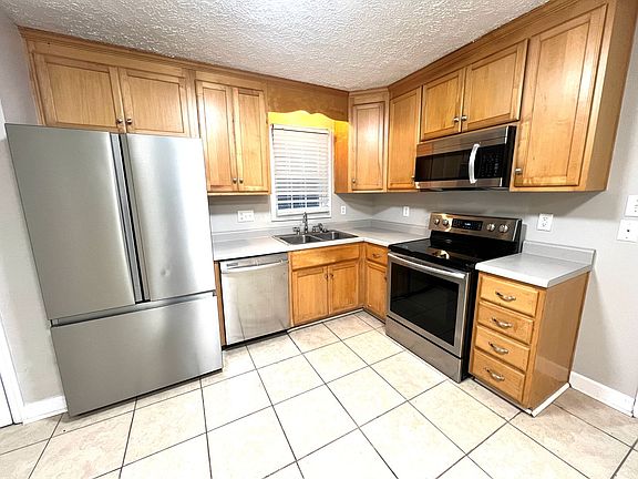 4th image of 65 Dumot Ct