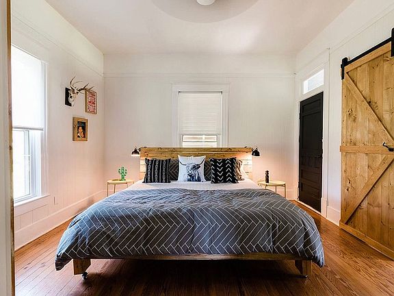 4th image of 704 Paluxy St