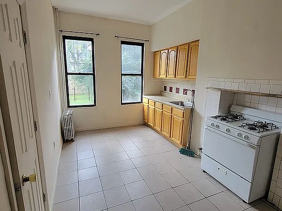 2nd image of 198 Stockholm St APT 1R