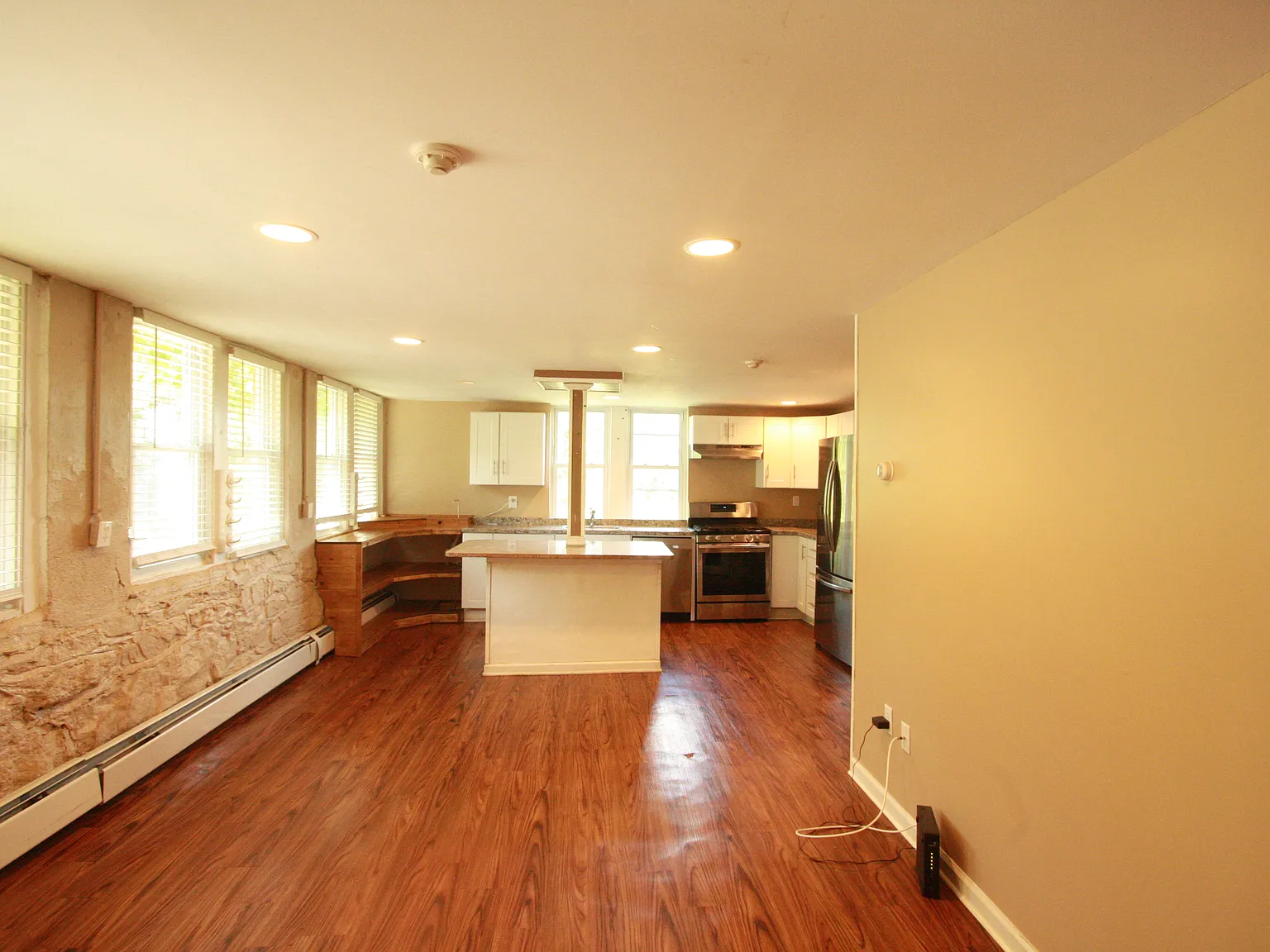 2 bed, 1100 sqft, $2,200 — Photo 2