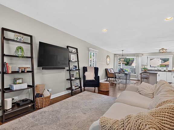 5th image of 30W253 Bedford Ln