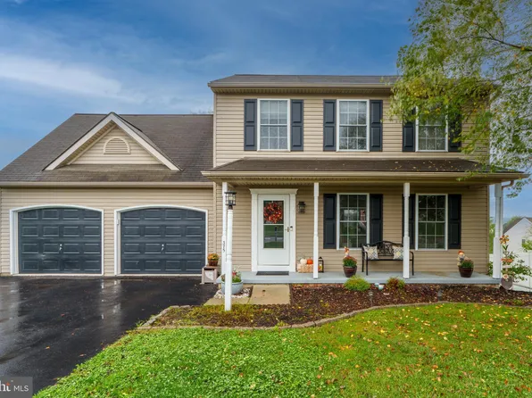 375 Pebble Beach Dr, Mount Wolf, PA 17347