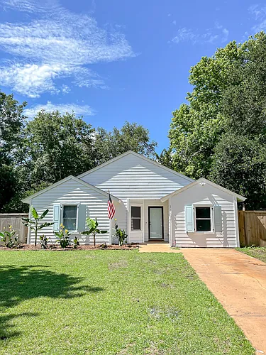 1102 Oakcrest Dr Photo 1