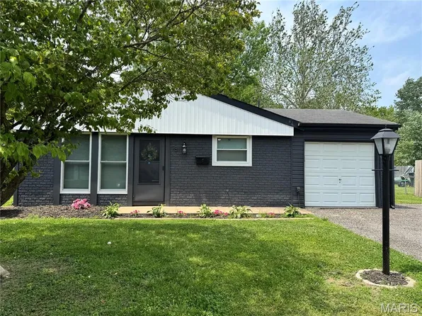 18 Scarlet Dr, Belleville, IL 62220