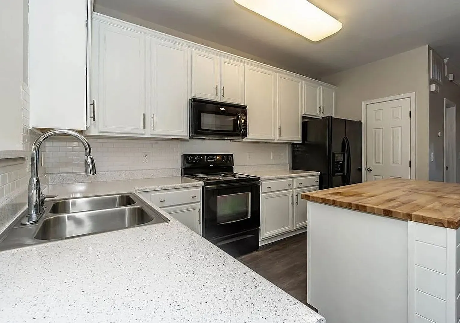 3 Bedroom Townhome with Garage - Walk to Downtown Wake Forest! — Photo 4