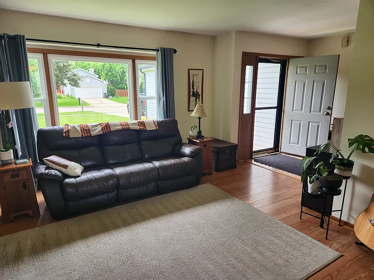 827 Boxwood Dr — Photo 2