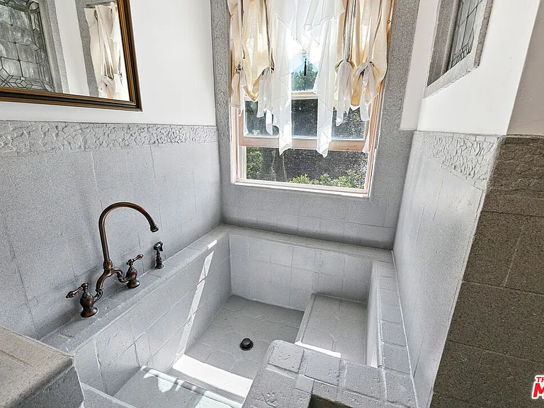 2851 Seabreeze Dr — Photo 28
