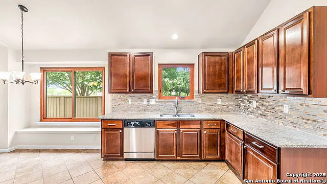 3 bed, 2.0 bath, 1656 sqft, $2,000 — Photo 3