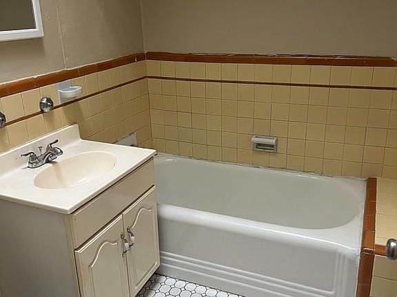 5th image of 1933 71st Ave Floor 2