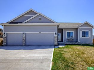 11163 Horizon Cir, Papillion, NE 68046