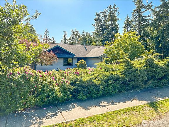 3rd image of 1304 Rosecrans Street