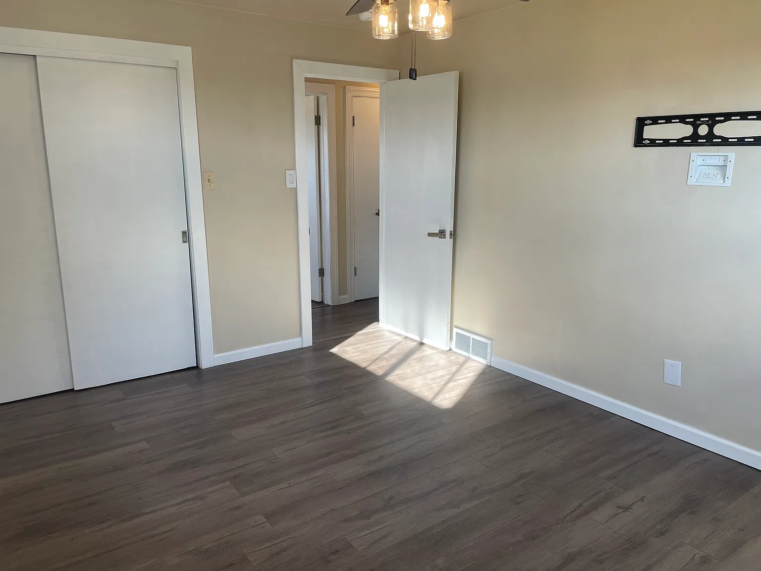 3 bed, 1100 sqft, $1,300 — Photo 4