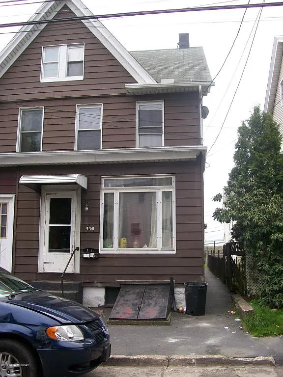 446 W Green St photo 1