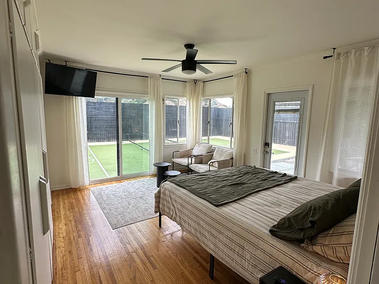 6752 Mulholland Dr — Photo 41