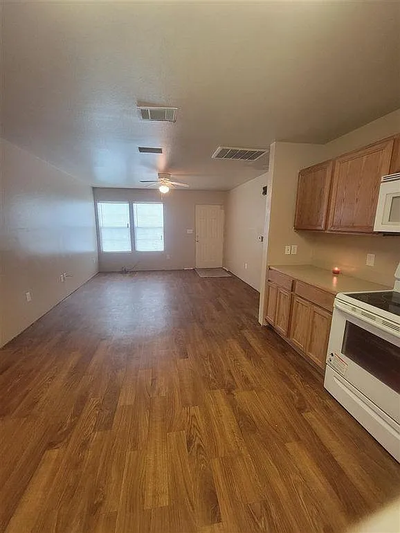 3 bed, 1094 sqft, $1,395 — Photo 3