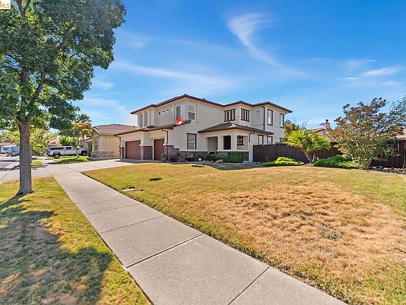 3rd image of 740 Emerald Hills Cir