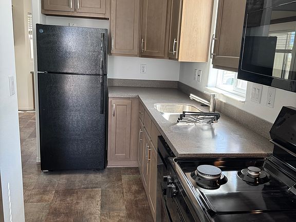 Kitchen area appliances included(fridge/stove/microwave)