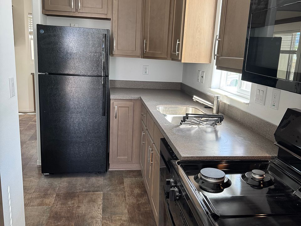 Kitchen area appliances included(fridge/stove/microwave)