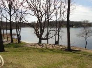 2550 Meadowood Ln, Milford, MI 48380