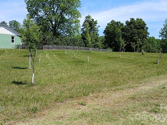 3rd image of 300 Woodlawn Dr