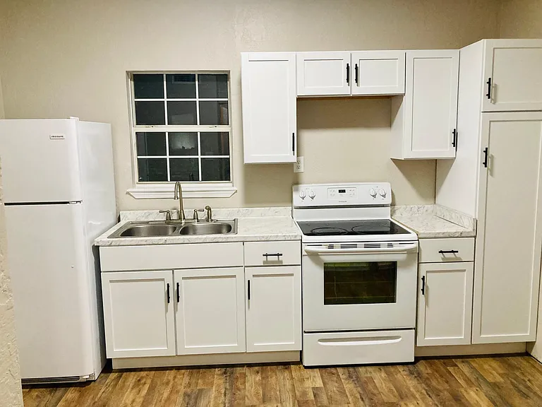 916 NW Dearborn Ave — Photo 8