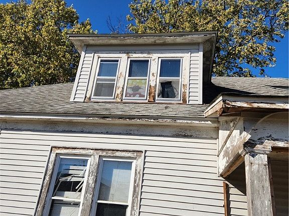 5th image of 328 Van Buren Ave