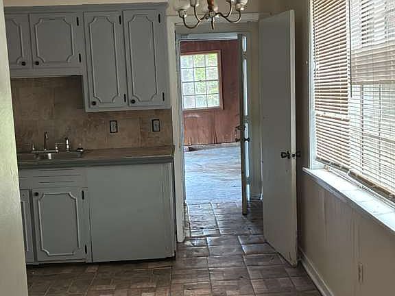 4th image of 637 Upper Darby Rd