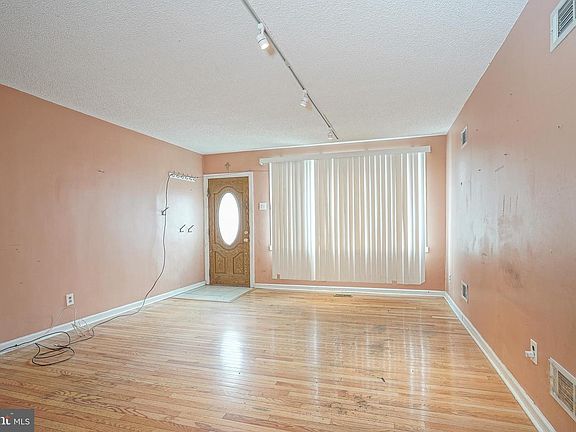 3rd image of 2645 S Alder St