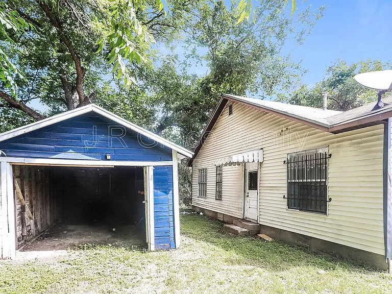 912 Clifton St — Photo 15