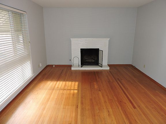 3rd image of 461 Sandburg Dr