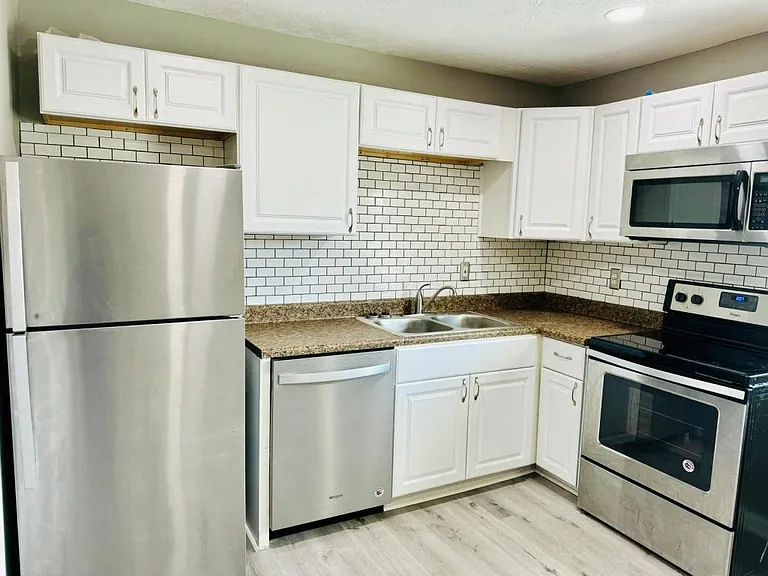 520 Wainwright Ave — Photo 15