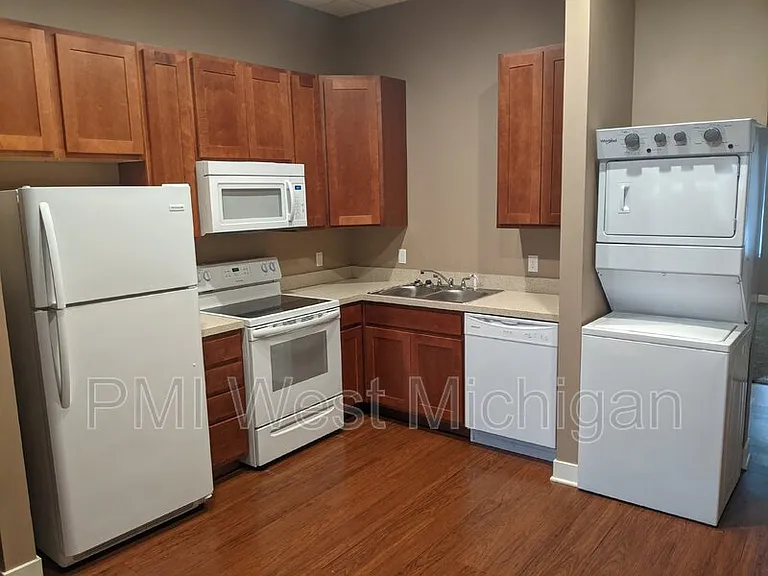 620 S Broadway St #4 — Photo 3