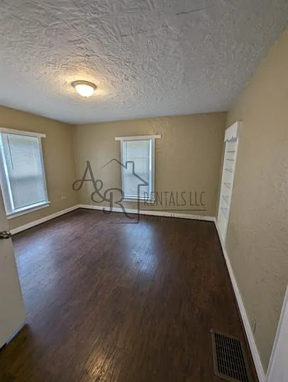 114 W Washington St — Photo 5