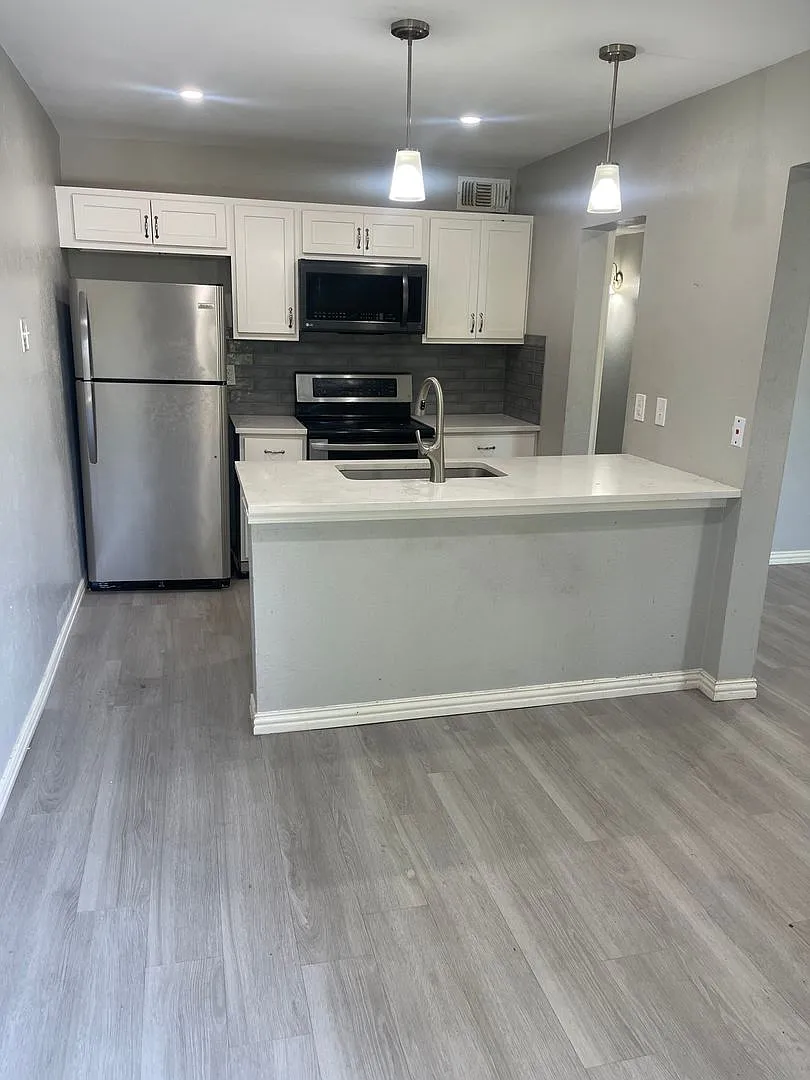Large 2 Bedroom Condo minutes from SMU and Lower Greenville! — Photo 3