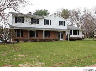 4 Woodhaven Dr, Penfield, NY 14526
