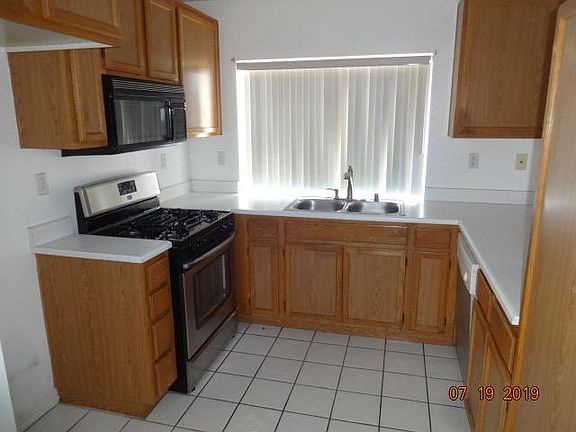4th image of 14165 Surrey Ct