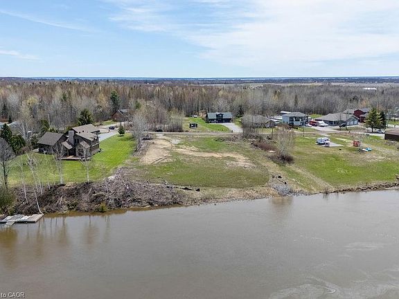 3rd image of 515 Champagne Rd