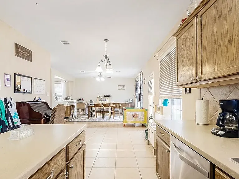 2426 Caroline Ct — Photo 15