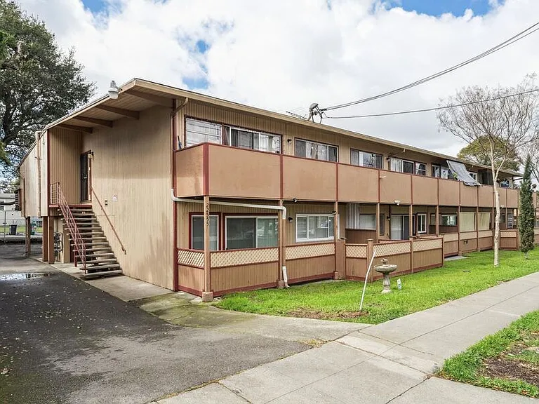 22555 Linden St #12 — Photo 30