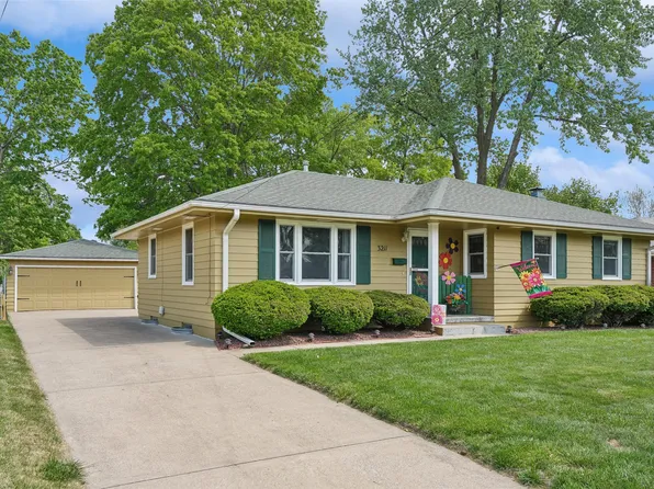 3211 Bel Aire Rd, Des Moines, IA 50310