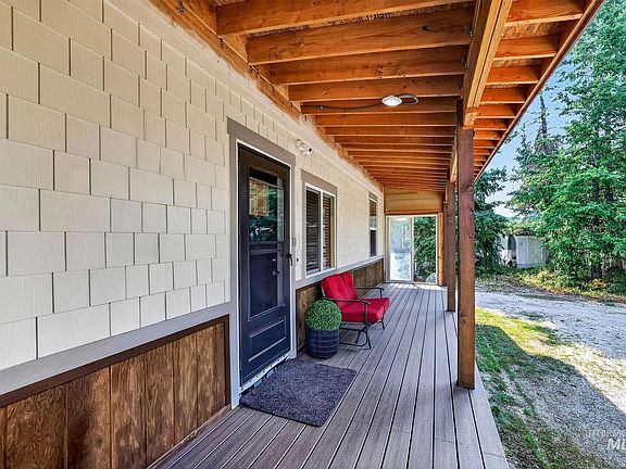 5th image of 122 Forest Pl