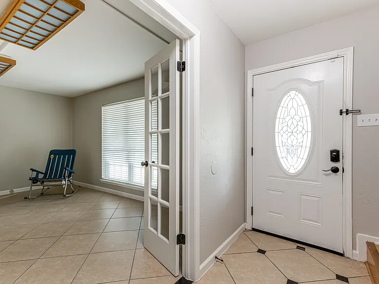 555 Patricia — Photo 3