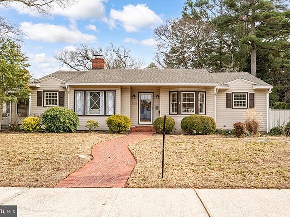 2nd image of 608 Manor Dr