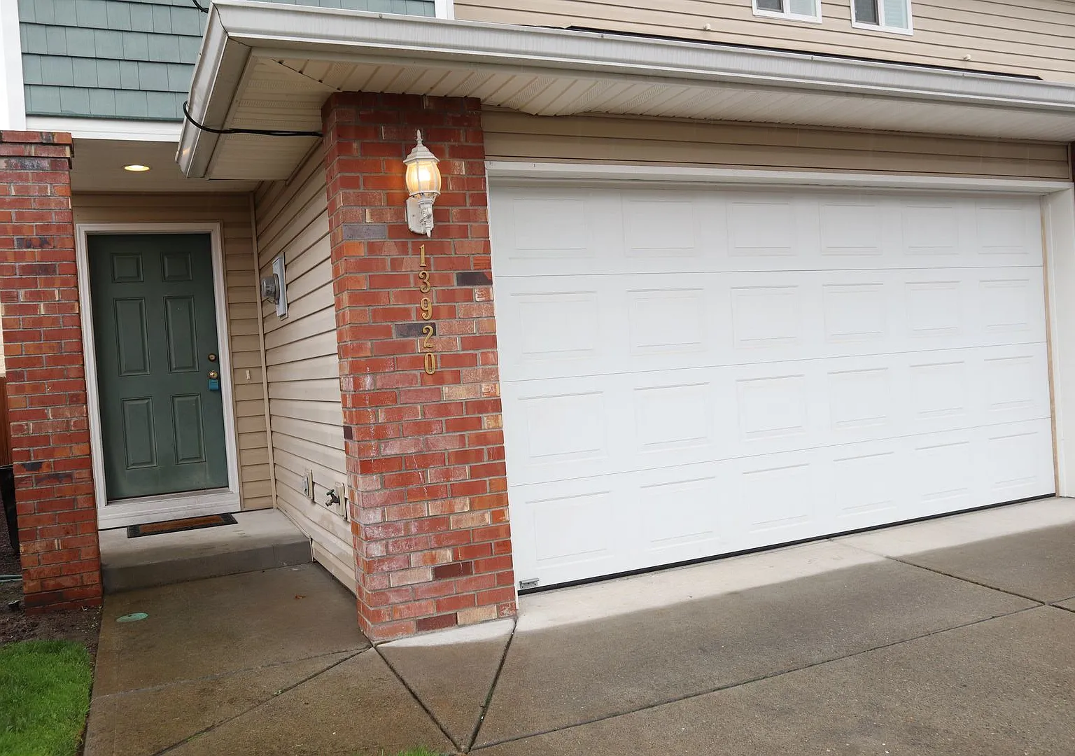 Move-In Special - Spacious Salmon Creek Townhome For Lease - 13920 Ne 7th Ct. — Photo 2