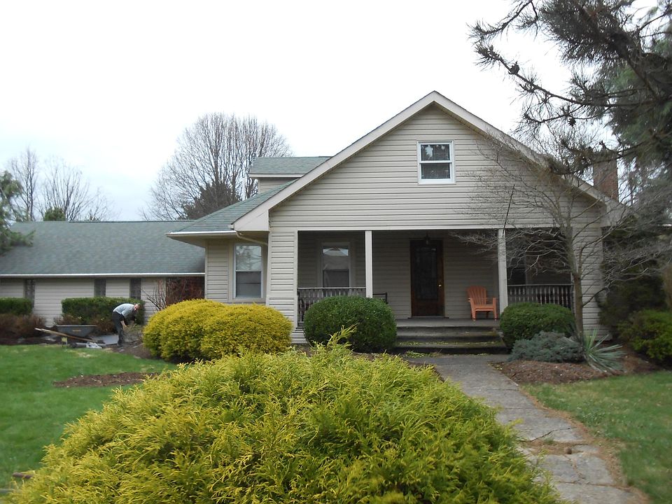 LARGE COVERED FRONT PORCH WITH BREEZEWAY