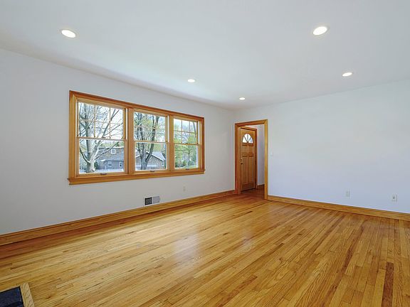 5th image of 38 Kipling St