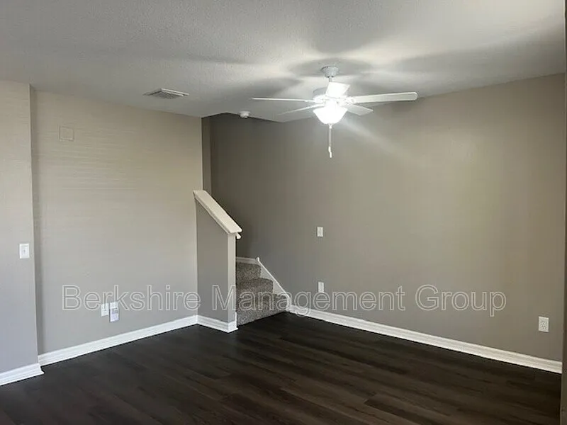 3 bed, 2.5 bath, 1385 sqft, $1,825 — Photo 3